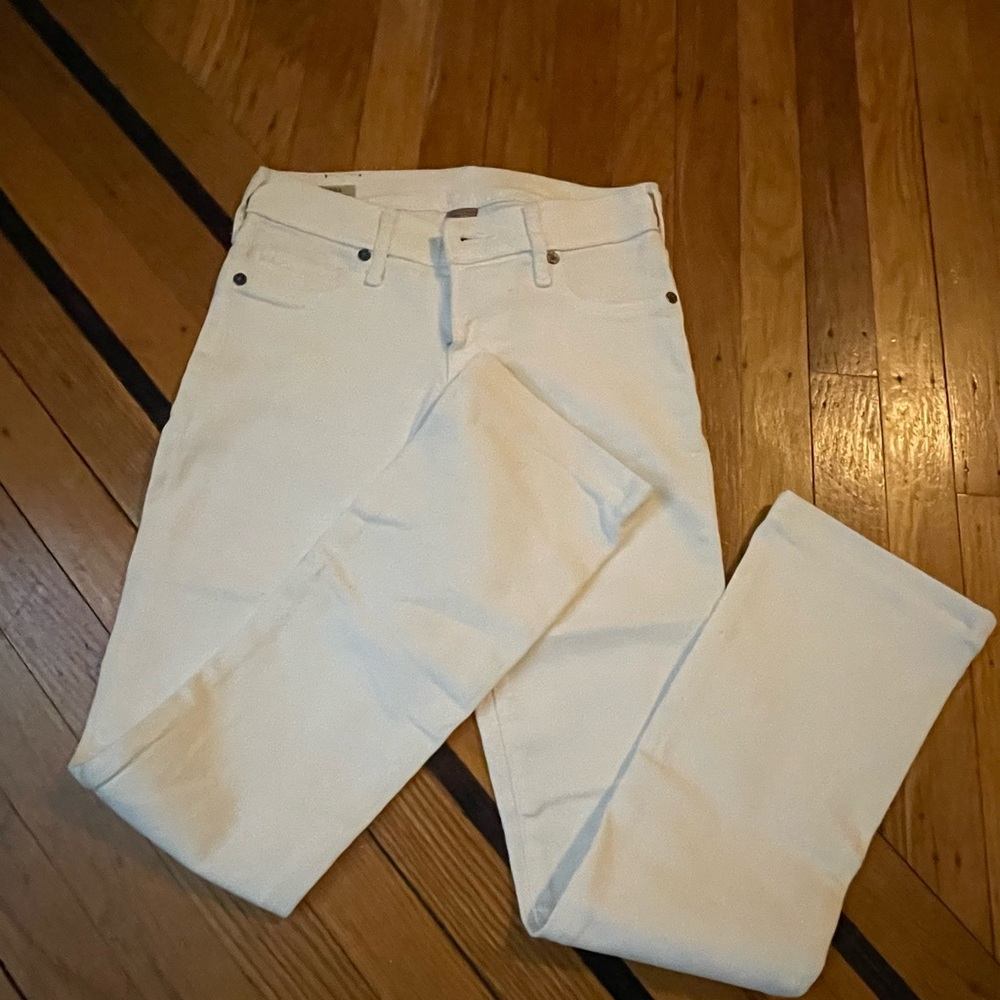 True Religion NWOT white jeans size 23 with a 27” inseam